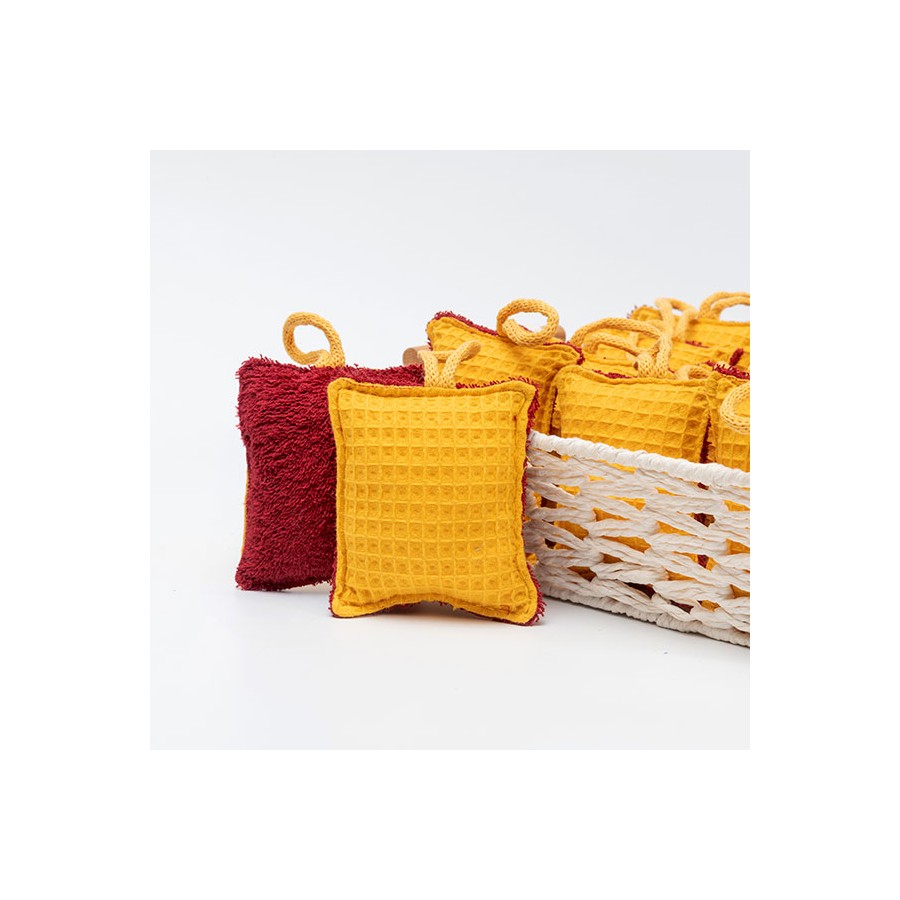 plusieurs éponges réutilisables jaune et rouge avec boucle